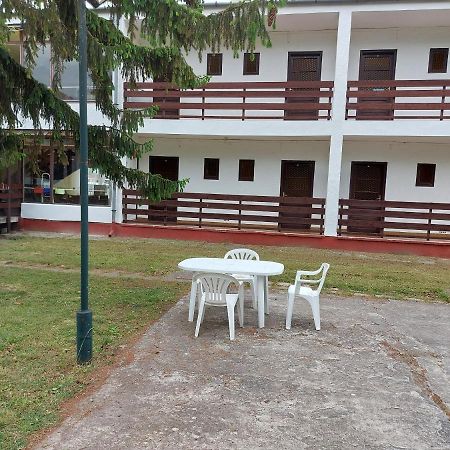 Beach Club Panzio Es Camping Aparthotel Zamardi Bagian luar foto