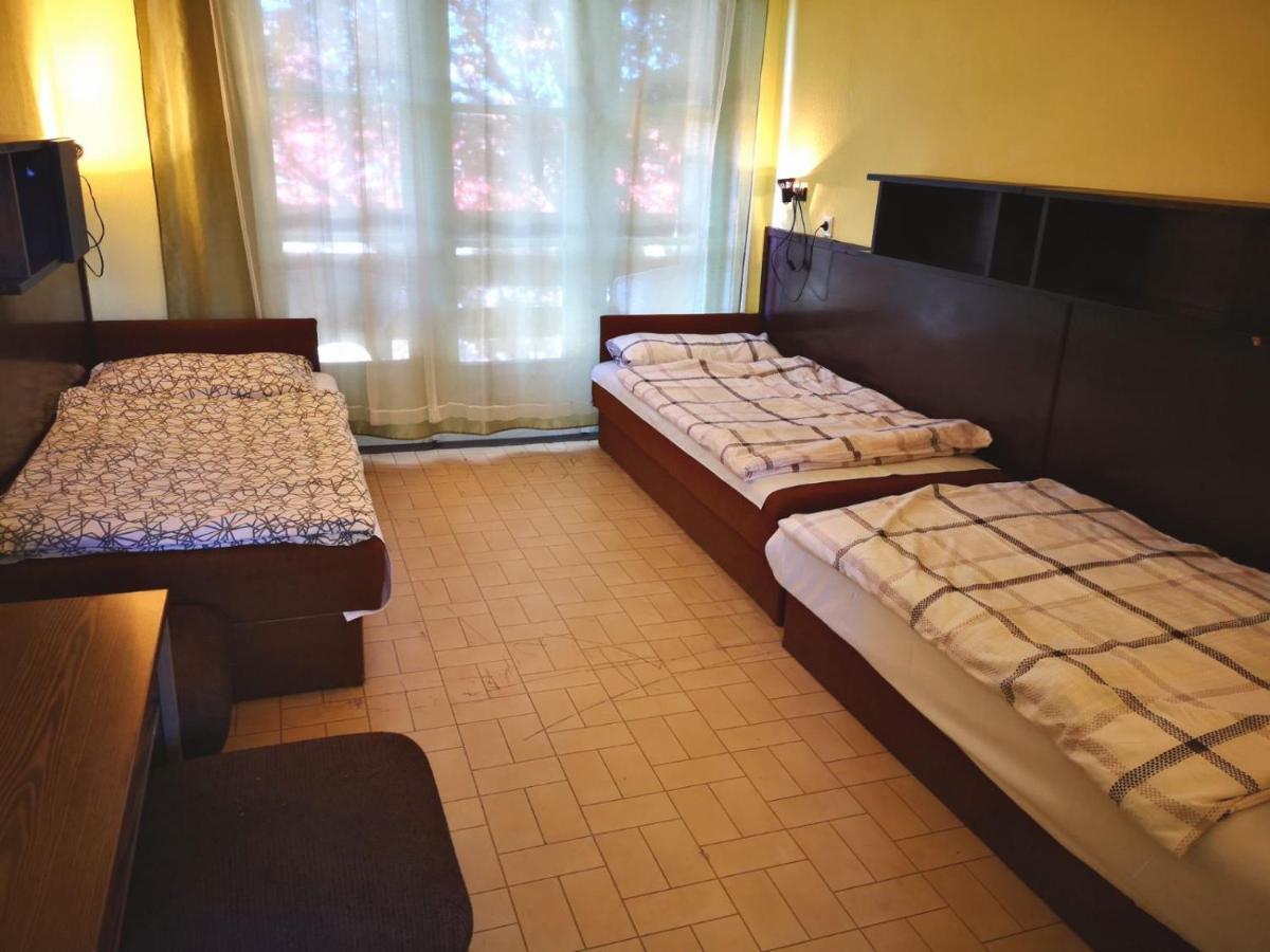 Beach Club Panzio Es Camping Aparthotel Zamardi Bagian luar foto
