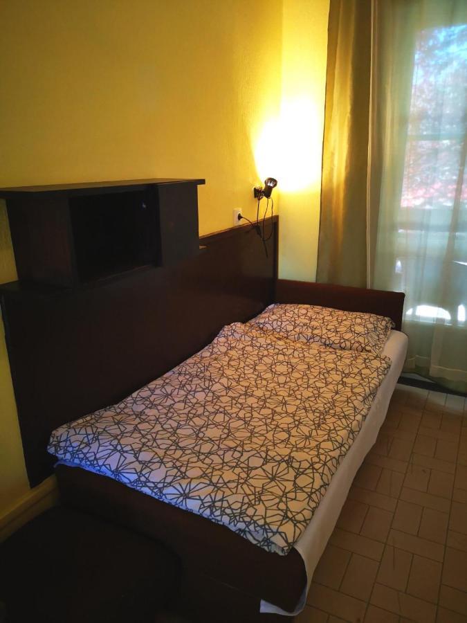 Beach Club Panzio Es Camping Aparthotel Zamardi Bagian luar foto